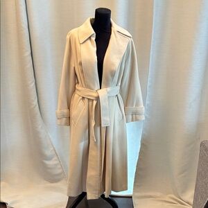 Exquisite vintage Cashmere coat in cream with satin lining